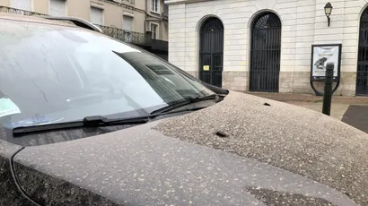 photo  un nuage de sable venu du sahara était déjà apparu en sarthe en mars 2022, laissant des résidus de poussière sur les voitures. 