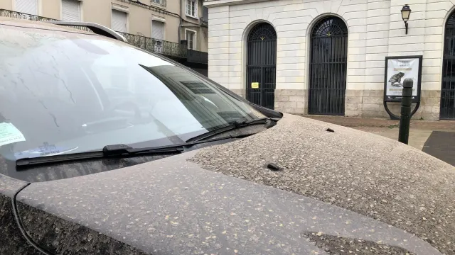 photo info  un nuage de sable venu du sahara était déjà apparu en sarthe en mars 2022, laissant des résidus de poussière sur les voitures. 