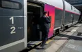 photo  « avant d’arriver en gare, l’annonce me fait lever la tête. » ici, un chef de bord lors de l’arrêt d’un tgv à rennes (ille-et-vilaine). photo d’illustration. 