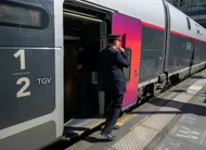 photo  « avant d’arriver en gare, l’annonce me fait lever la tête. » ici, un chef de bord lors de l’arrêt d’un tgv à rennes (ille-et-vilaine). photo d’illustration. 