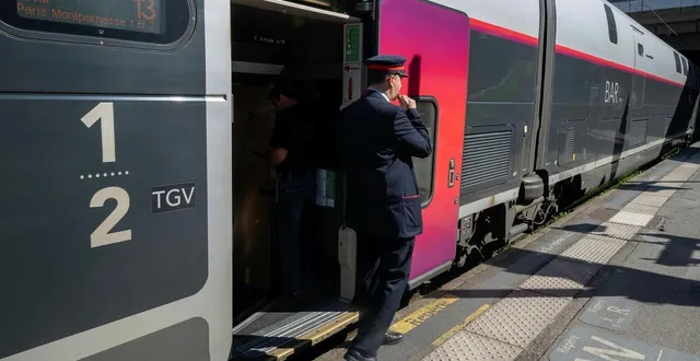 photo  « avant d’arriver en gare, l’annonce me fait lever la tête. » ici, un chef de bord lors de l’arrêt d’un tgv à rennes (ille-et-vilaine). photo d’illustration.  &copy;  archives david ademas / ouest-france 