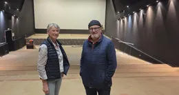 actu cin&eacute;ma  gisèle méar et françois tanguy, coprésidents, dans la salle vide de moquette et de ses 304 sièges. 