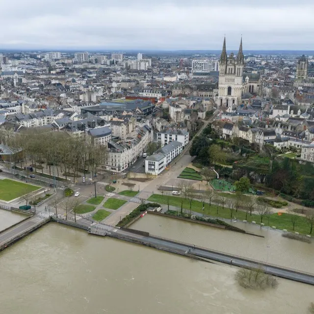 Angers, le 23 février 2026. Sous l’effet de la crue de Maine, les voies des berges et le bas de la ville d’Angers sont inondés. Du jamais vu depuis 1995. Josselin Clair photo angers, le 23 février 2026. sous l’effet de la crue de maine, les voies des berges et le bas de la ville d’angers sont inondés. du jamais vu depuis 1995. © josselin clair