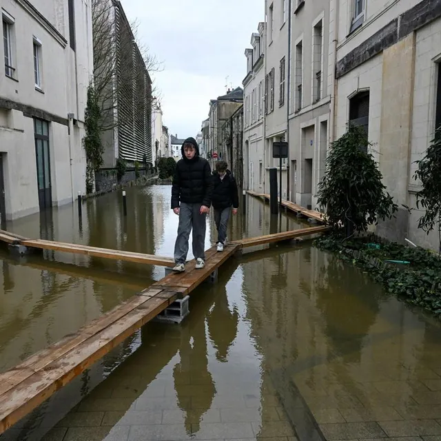 Angers le 19 février 2026. Dans le bas de la ville, parpaings et bastaings étaient nécessaires pour circuler les pieds au sec. LAURENT COMBET photo angers le 19 février 2026. dans le bas de la ville, parpaings et bastaings étaient nécessaires pour circuler les pieds au sec. © laurent combet