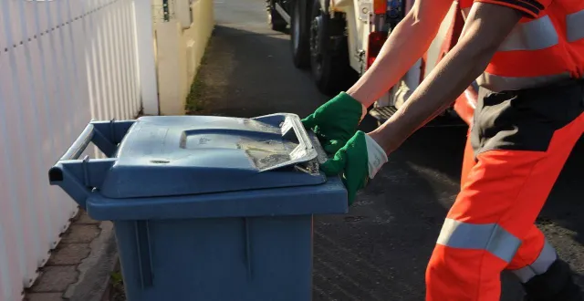 photo  cholet agglomération alerte sur un message frauduleux : il invite à cliquer sur un lien en prétendant que le ramassage des déchets est suspendu (photo d’illustration).  &copy;  archives ouest-france 