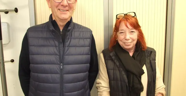 photo  dominique combe, la candidate (à droite) accompagnée de roger lebreton, adjoint sortant.  &copy;  ouest-france 