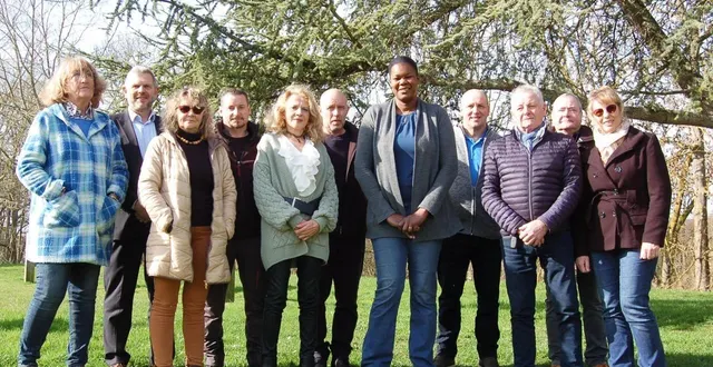 photo  de gauche à droite : elisabeth lenoble, bertrand jolly, dominique cahagne, emmanuel cahaigne, chantal taveau, stéphane pichard, sandra dijon, didier retout, jean-pierre pitrou (tête de liste), yves sauvet, annie tuffereau-rihal.  &copy;  ouest-france 