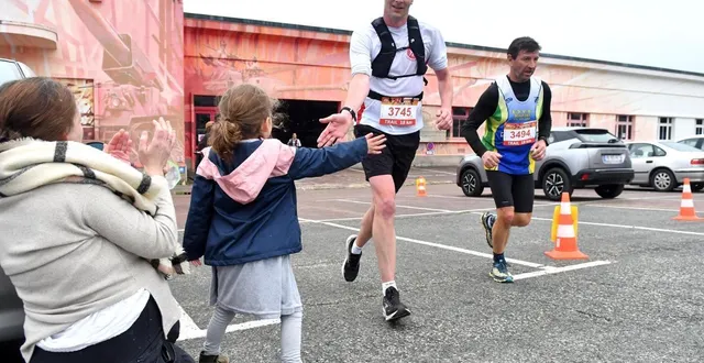 photo  les participants passant par le musée des blindés, l’an dernier.  &copy;  archives co - michel durigneux 