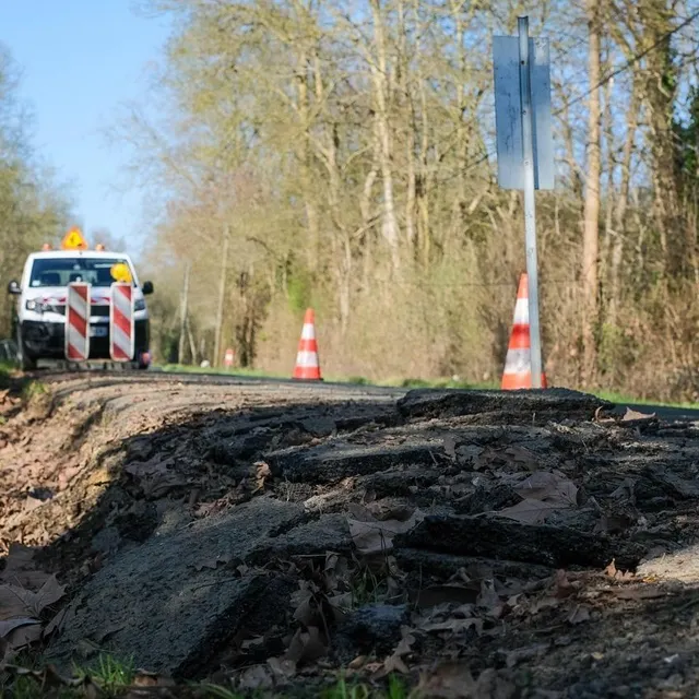 Sur la route départementale 190, entre Cheffes et Champigné, l’eau a arraché le remblai soutenant la route, entraînant le bitume fragilisé ensuite. Simon Torlotin/Ouest-France photo sur la route départementale 190, entre cheffes et champigné, l’eau a arraché le remblai soutenant la route, entraînant le bitume fragilisé ensuite. © simon torlotin/ouest-france