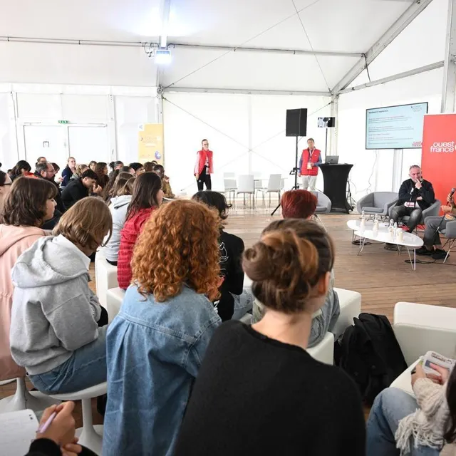 photo l’agora ouest-france sur le village du forum normandie pour la paix, en septembre 2024.  ©  thomas bregardis, archives ouest-france