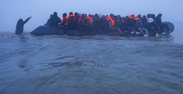 photo  des migrants embarquent à bord d'un bateau de passeurs pour tenter de traverser la manche au large de la plage de gravelines, dans le nord de la france, le 4 mars 2026.  &copy;  sameer al-doumy / afp 
