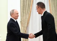 photo  vladimir poutine serre la main du chef de la diplomatie hongroise peter szijjarto à moscou, ce 4 mars 2026. photographie diffusée par l’agence de presse d’état russe sputnik. 