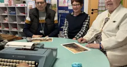 photo  des r�sidents d’ehpad avec une accompagnatrice, face � des enfants qui d�couvrent du mat�riel d’antan � morlaix�(finist�re). 