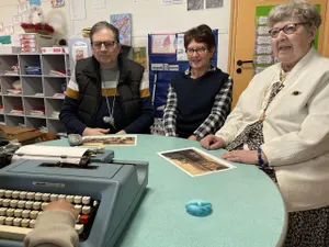 photo  des r�sidents d’ehpad avec une accompagnatrice, face � des enfants qui d�couvrent du mat�riel d’antan � morlaix�(finist�re). 
