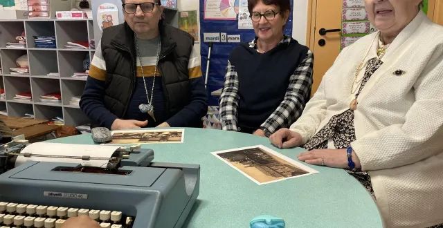 photo  des résidents d’ehpad avec une accompagnatrice, face à des enfants qui découvrent du matériel d’antan à morlaix (finistère).  &copy;  ouest-france 