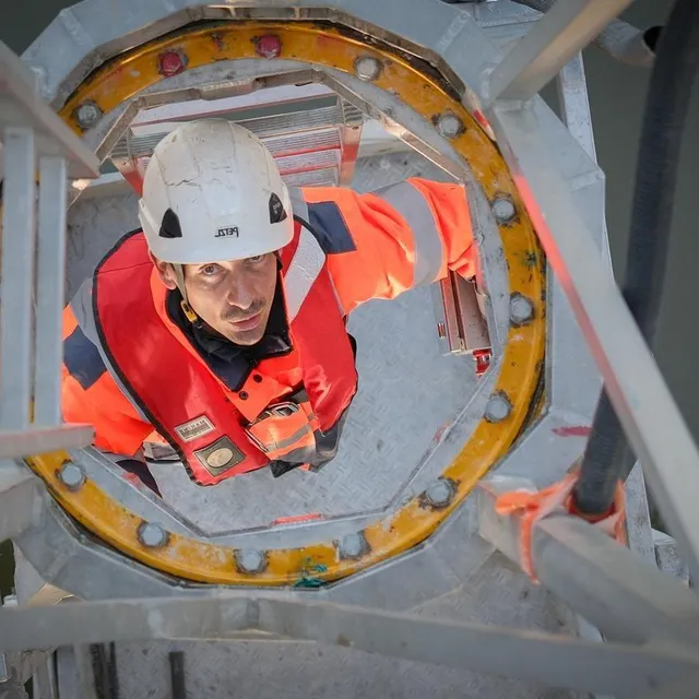 Willy Bouchet, inspecteur d'ouvrage d'art, grimpe à bord d’une nacelle pour se glisser sous les voûtes du pont de Verdun. Simon Torlotin / Ouest-France photo willy bouchet, inspecteur d'ouvrage d'art, grimpe à bord d’une nacelle pour se glisser sous les voûtes du pont de verdun. © simon torlotin / ouest-france