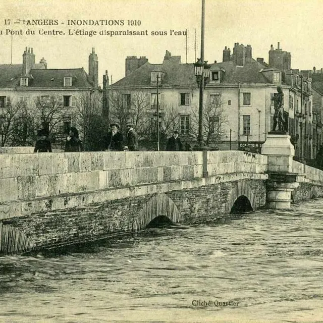 Ce n’est pas la première fois que le pont de Verdun à Angers (Maine-et-Loire) subit la crue de la Maine. Ici, l’eau était montée, en 1910. Archives patrimoniales d’Angers photo ce n’est pas la première fois que le pont de verdun à angers (maine-et-loire) subit la crue de la maine. ici, l’eau était montée, en 1910. © archives patrimoniales d’angers