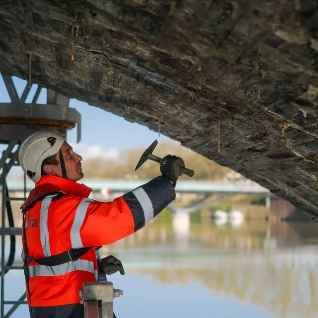 Willy Bouchet, inspecteur d'ouvrage d'art, observe une des voûtes du pont de Verdun, pour repérer d’éventuelles fissures. Simon Torlotin / Ouest-France photo willy bouchet, inspecteur d'ouvrage d'art, observe une des voûtes du pont de verdun, pour repérer d’éventuelles fissures. © simon torlotin / ouest-france