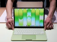 photo  apple vient d’officialiser la commercialisation d’un macbook low cost, le macbook neo. (photo by timothy a. clary / afp) 