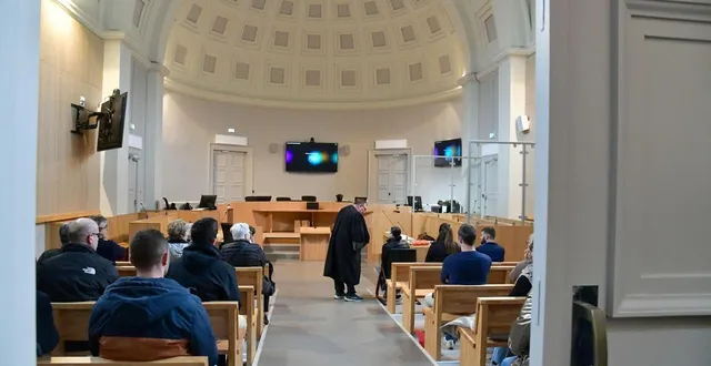 photo  jugé depuis mardi 3 mars 2026 dans la grande salle d’audience du palais de justice de niort, l’accusé a jusqu’au bout soutenu n’avoir jamais violé trois de ses anciennes compagnes, mère de ses trois enfants pour l’une d’elles.  &copy;  illustration co - marie delage 