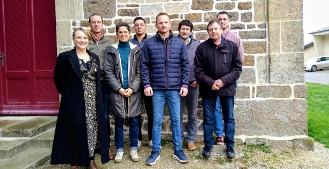 photo  une partie des colistiers de faveroles unis, avec la tête liste, steve quesne (au centre).  &copy;  photo fournie par la liste 