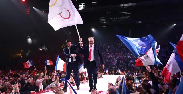 photo  le président de la région rhône-alpes et le président de la région provence-alpes-côte d’azur pendant la cérémonie d’ouverture des jeux olympiques de milan-cortina le 23 février.  &copy;  alex martin / afp 