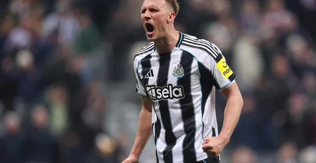 photo  dan burn célèbre la victoire de newcastle en premier league ce mercredi 4 mars contre manchester united  &copy;  george wood / afp 