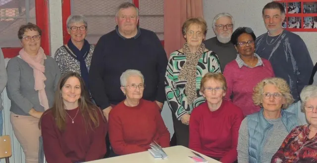 photo  bureau et bénévoles entourent jean lois geslin le nouveau président (debout quatrième à gauche)  &copy;  ouest-france 