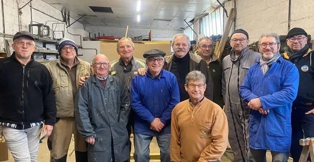 photo  l’équipe de bénévoles est à pied d’œuvre pour préparer le carnaval.  &copy;  mairie 