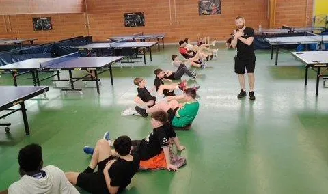 photo  nicolas hamon (debout) a dirigé le stage de deux jours (ici durant l’échauffement).  &copy;  le maine libre 