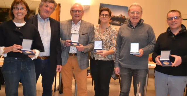 photo  pascal lelièvre, maire de solesmes, a mis à l’honneur les conseillers myriam lambert, jean-pierre lecoq, marie jaquet, thierry quantin et christophe deniau.  &copy;  le maine libre 