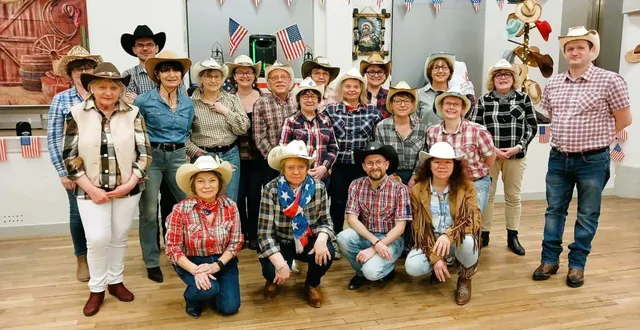 photo  les membres du bureau de l’association buffalo friend’s réunis lors du bal du 21 février.  &copy;  buffalo friend’s 