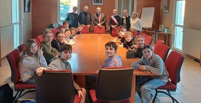 photo  philippe bolo et les élus du conseil municipal des jeunes.  &copy;  co 