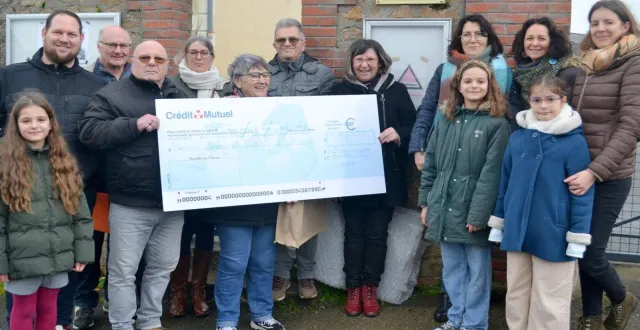 photo  les membres de l’amicale de l’école publique ont offert un ultime chèque de près de 4 000 € à kevin chopin, président du conseil local de parents d’élèves (à gauche).  &copy;  le maine libre 