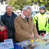 photo  l’amicale des pêcheurs avait rendez-vous sur le marché pour procéderà l’ouverture des huîtres sur le stand de jean-claude hamon. 