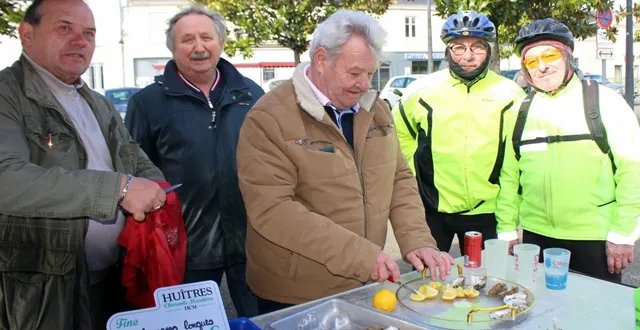 photo  l’amicale des pêcheurs avait rendez-vous sur le marché pour procéderà l’ouverture des huîtres sur le stand de jean-claude hamon.  &copy;  le maine libre 