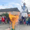 photo  monsieur carnaval se retrouve brûlé place des promenades  après un défilé à couper le souffle. 