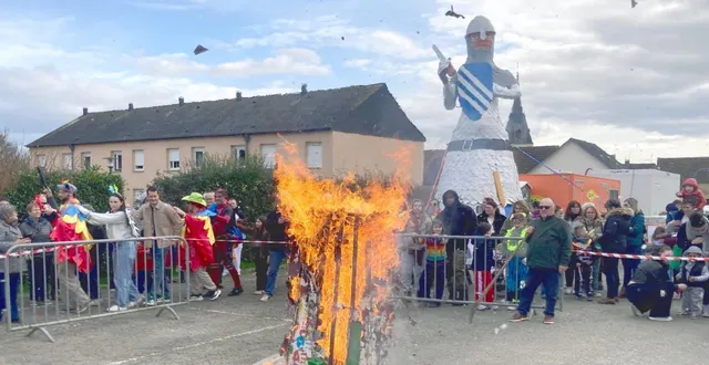 photo  monsieur carnaval se retrouve brûlé place des promenades  après un défilé à couper le souffle.  &copy;  le maine libre. 