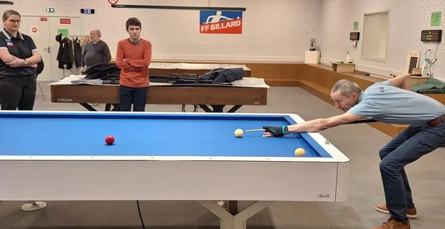 photo  un champion de billard, sous les yeux de laure benac (arbitre) et du jeune adam.  &copy;  le maine libre 