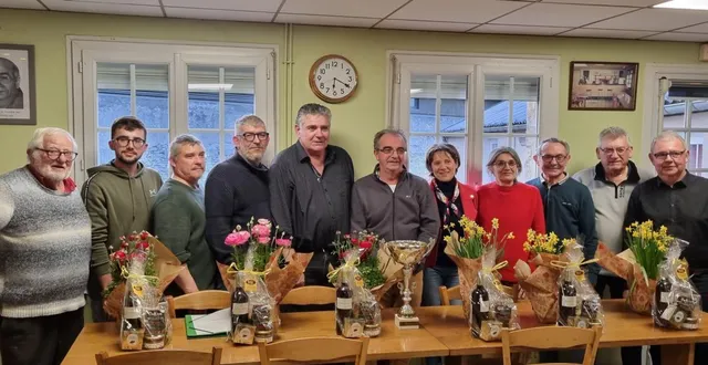 photo  le challenge lambarras, organisé par l’union baugeoise à baugé, a rassemblé 75 équipes composées d’un sociétaire et de deux invités. la compétition a été dominée par la triplette alain chardron, cédric mauboussin et corentin fourier, s’est facilement imposée 12-2 en finale face à celle de serge bry, jean yves gilbert et alain faligand. auparavant, elles avaient éliminé les trios didier cibron, dominique bodin, bruno coudrain et bernard jameron, éliane et patrick mercier. le nouveau président thierry astouati a salué la famille lambarras, représentée par thierry et fabienne. tous les présents ont eu une pensée pour henri et yvette, à l’initiative de la création du challenge en 1971. le prochain challenge, celui des retraités, débutera le 18 mars.  &copy;  co 