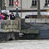 photo  au pont de verdun, à angers, la foule scrute la montée des eaux. 
