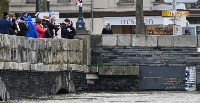 photo  au pont de verdun, à angers, la foule scrute la montée des eaux.  &copy;  laurent combet 