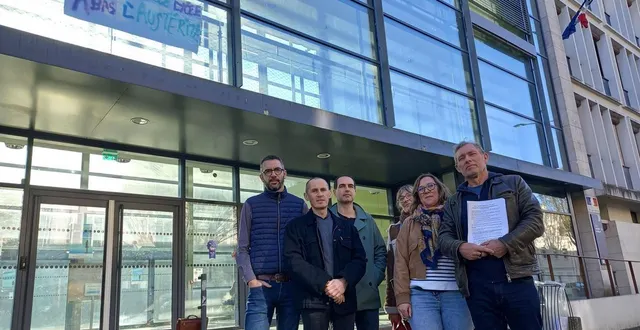 photo  du 4 au 6 mars, une vingtaine d’enseignants sont en grève tournante chaque jour pour protester contre la dotation globale annuelle des moyens, qui les amputera encore de 42 heures de fonctionnement la prochaine année scolaire.  &copy;  ouest-france 