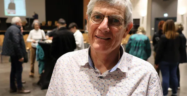 photo  fabrice brivain, le candidat du collectif de gauche aux élections municipales à sablé-sur-sarthe, ici en marge d’une réunion publique à la salle madeleine-marie, mardi 3 mars 2026.  &copy;  ouest-france 