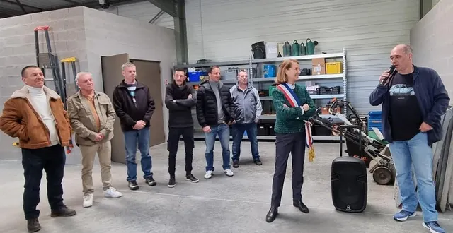 photo  la maire véronique cantin a mis à l’honneur l’équipe technique, dirigée par alain prou (deuxième en partant de la gauche), équipe avec laquelle le maître d’œuvre jean-marie boby (à droite), de l’entreprise avenir 24 - le mans, a étroitement collaboré : sébastien dubuisson, alain prou, philippe grison, bruce herpin, jérôme desile, christophe prou.  &copy;  ouest-france 