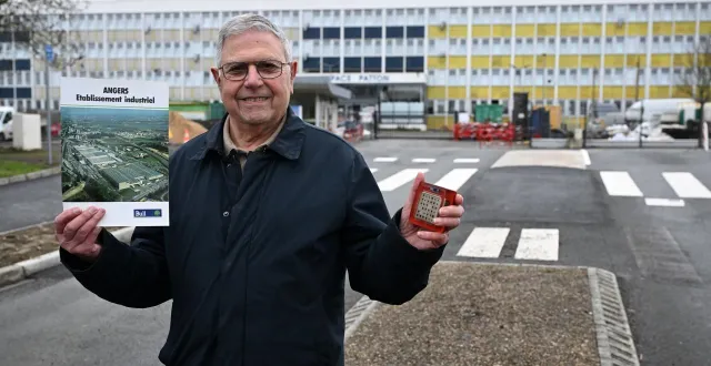 photo  angers, le 16 février 2026. claude benhammou a ressorti quelques souvenirs de ses années chez bull : une brochure, et l’une des premières cartes électroniques.  &copy;  co – josselin clair 