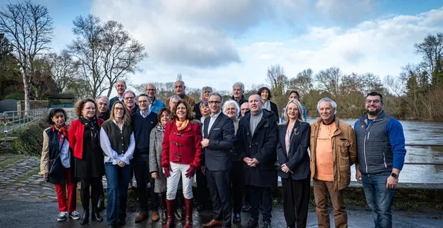 photo  la liste nouveau cap pour mûrs-érigné avec au centre de la photo odile ginestet et fabien véteau.  &copy;  ouest-france 