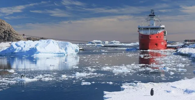 photo  la terre adélie est ravitaillée par l’astrolabe, le seul brise-glace de la marine nationale.  &copy;  photo : valérie parlan 