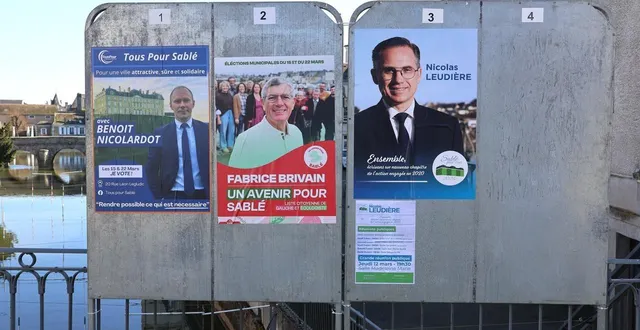 photo  trois des quatre candidats avaient déjà posé leurs affiches de campagne sur les supports dédiés, ce mercredi 4 mars 2026, à sablé-sur-sarthe. il manquait encore celle de franck desgranges (rn).  &copy;  ouest-france 