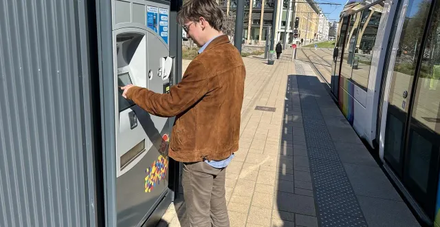 photo  si, pour l’heure, les transports en commun sont payants à angers, un certain nombre de candidats aux municipales souhaitent les rendre gratuits.  &copy;  ouest-france 